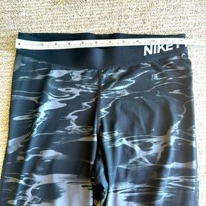 Nike Pro Women’s Medium Spandex 3/4 exercise leggings